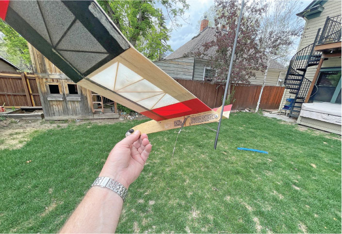 This HLG shows the typical pop-up tailboom/stabilizer that is actuated by a viscous timer. 