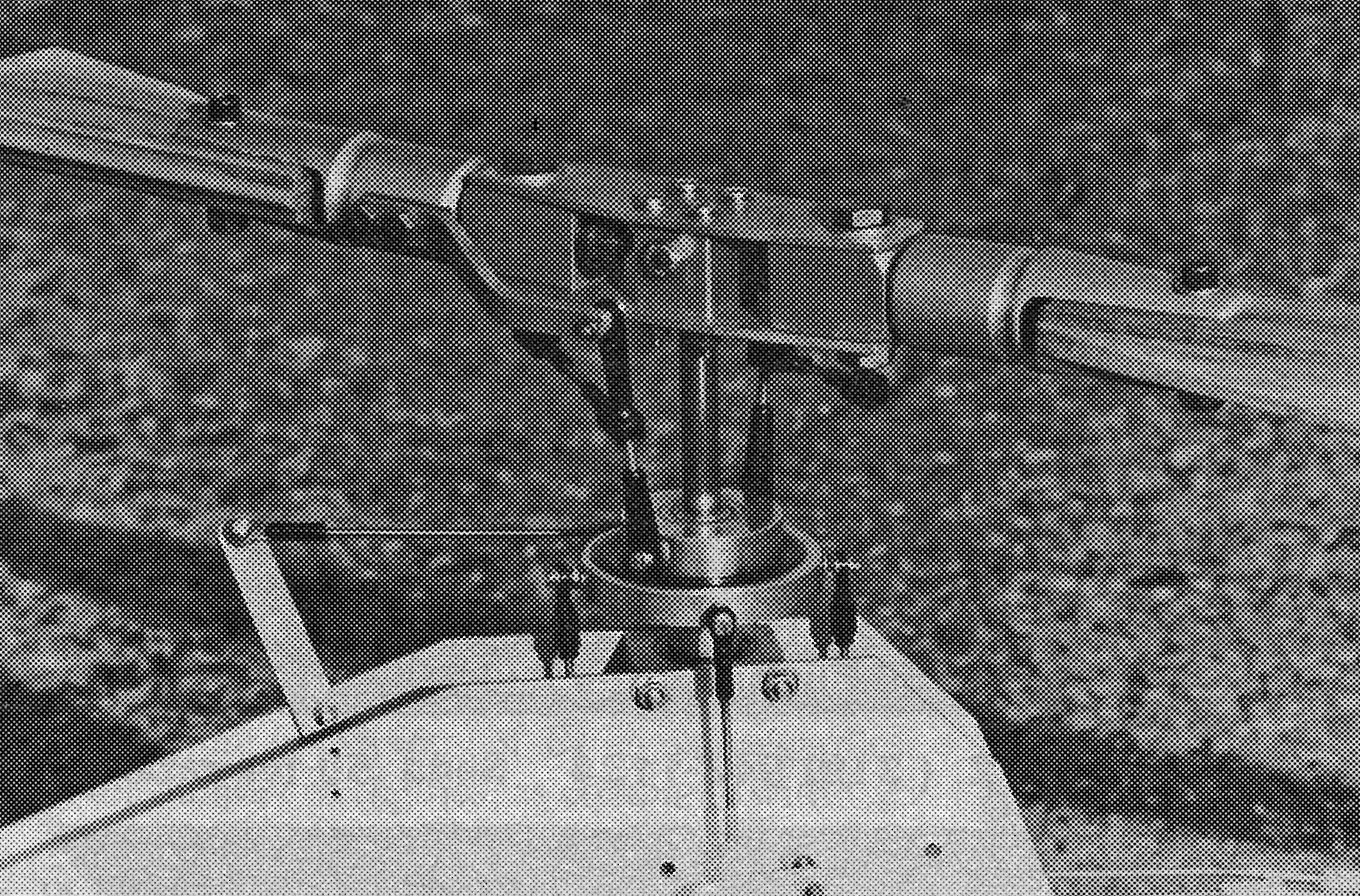 Photo at left, below, depicts the flybarless rigid rotor head. Simple and sturdy! Swashplate attaches to cyclic linkage at four points—minimizes slop. 
