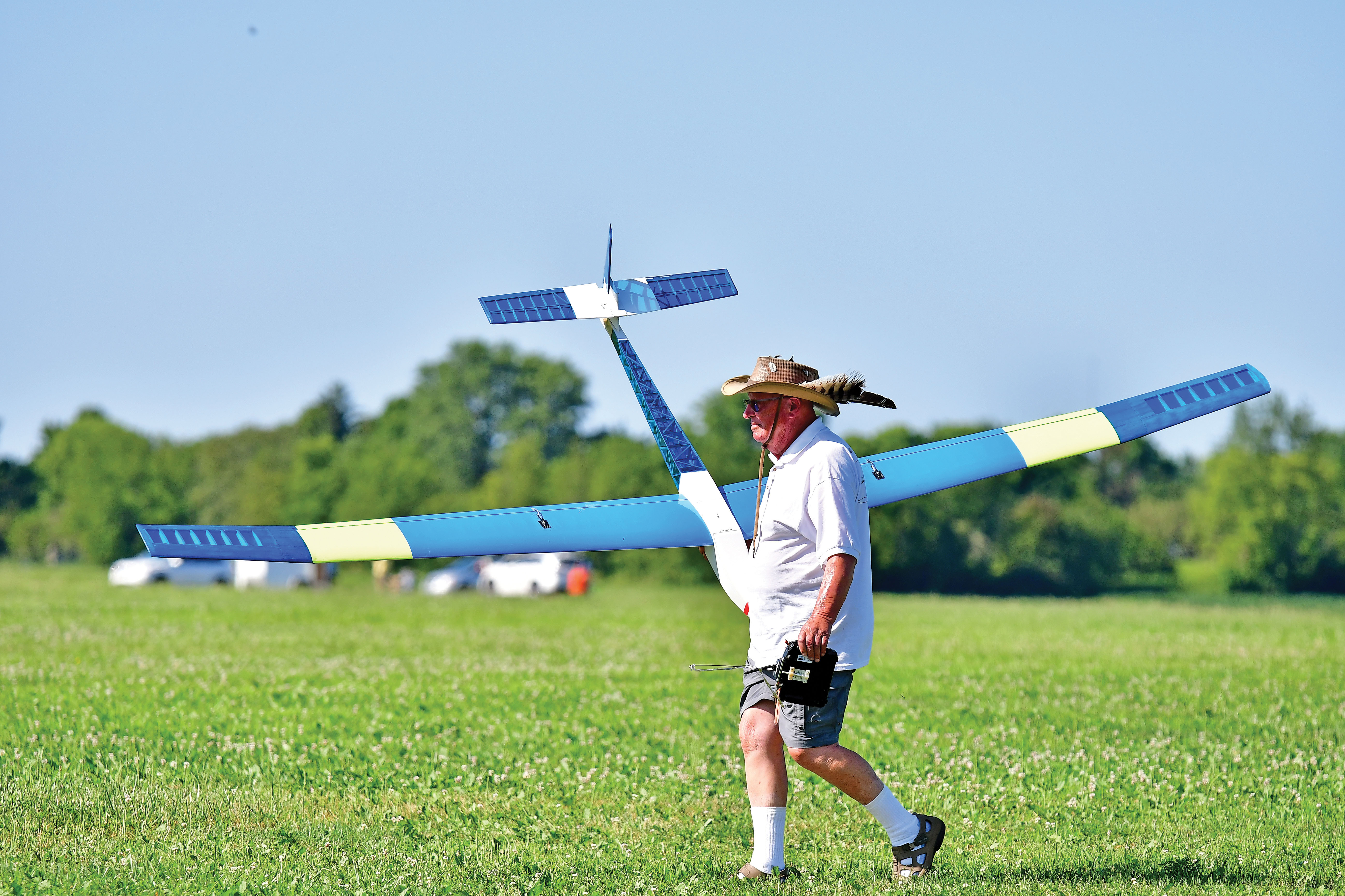 peter schlitzkus carries his sailplane