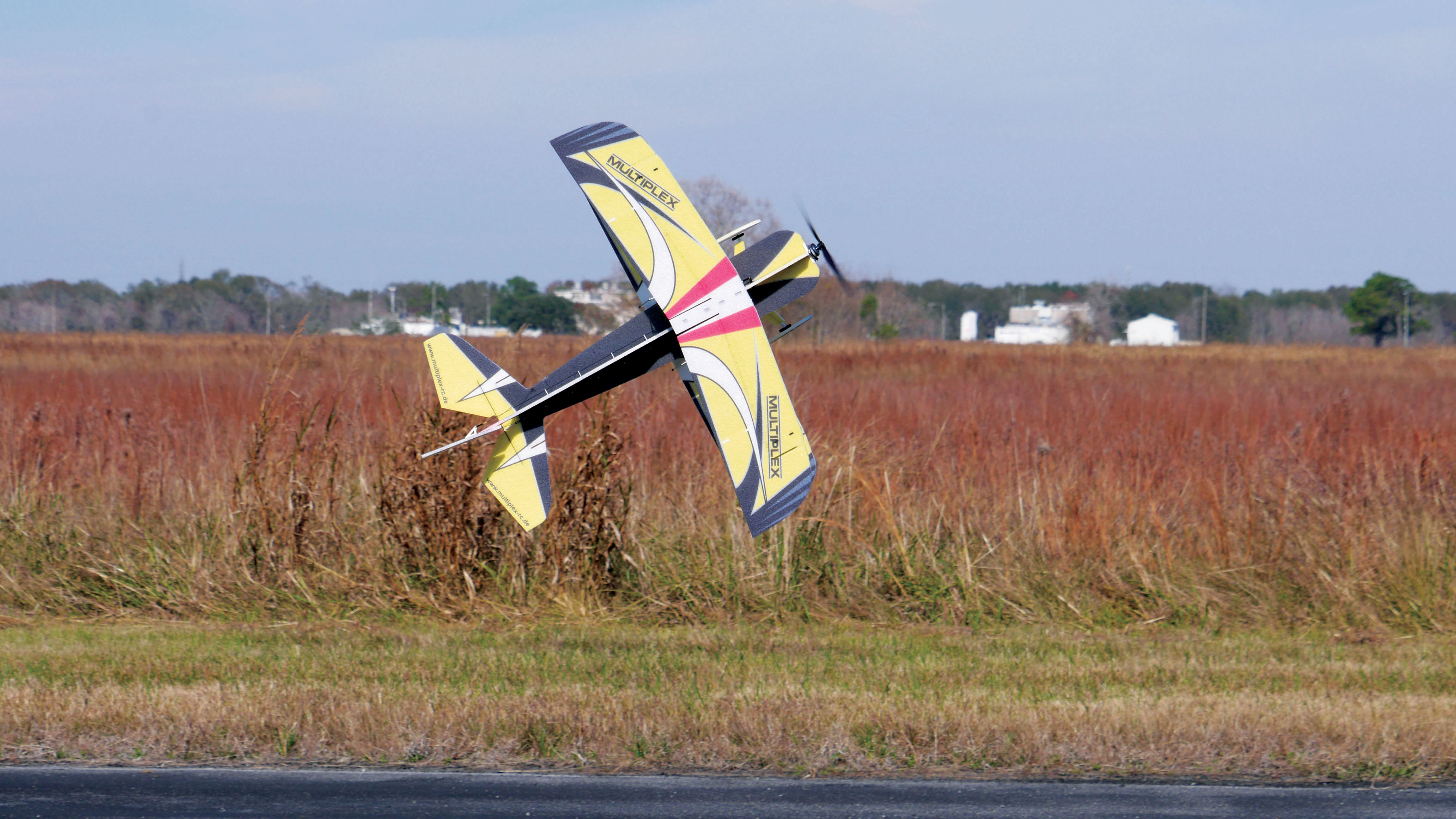 the challenger flies effortlessly and is comfortable in knife edge flight