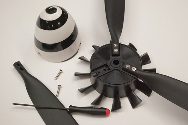 a 15 inch three blade propeller is integrated with the spinner