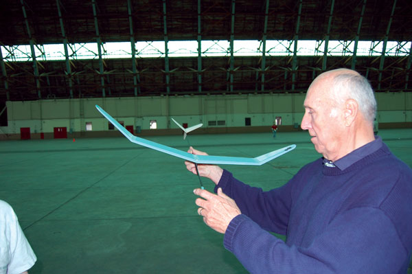 Ron studies the record-breaking Category IV Indoor record holder—the Amalgam—that features an all-composite wing. It is a tip-launch model, as opposed to Ron’s javelin launch style.